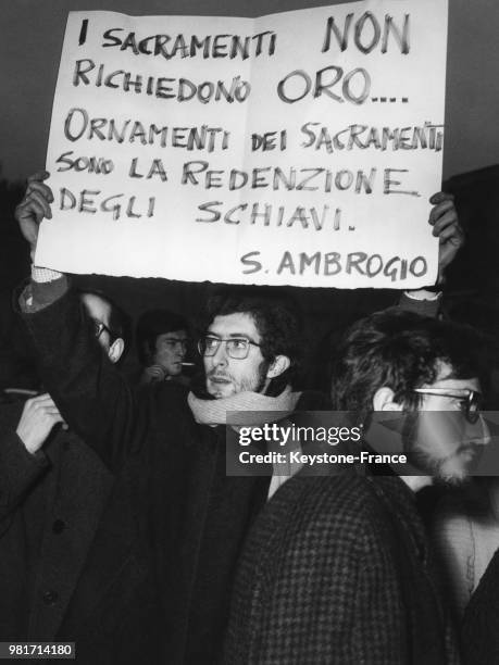 Manifestation anticléricale à la basilique Saint-Ambroise lors de la 8ème biennale nationale des arts sacrés contemporains à Milan en Italie, le 12...