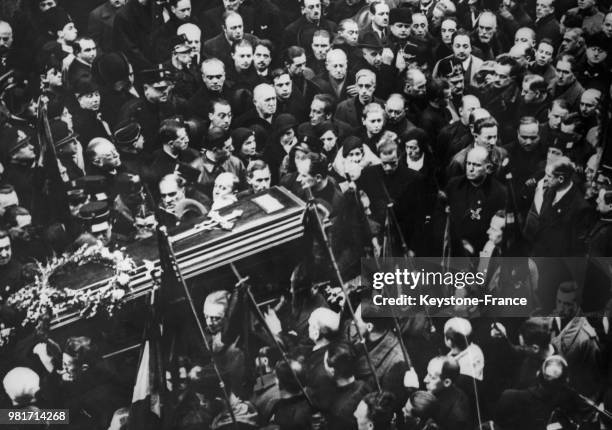 Transport du cercueil d'Arnaldo Mussolini lors de ses obsèques à Milan en Italie, en 1931 -Derrière le cercueil, on reconnaît son frère Benito...