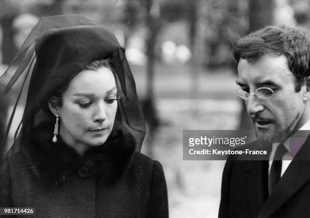 Shirley MacLaine et Peter Sellers lors du tournage du film à sketches 'Sept fois femme' réalisé par Vittorio de Sica à Paris en France, le 16 octobre...