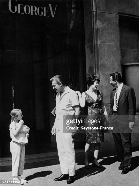 Shirley MacLaine, avec son mari Steve Parker et leur fille Stephanie 'Sachi' Parker, discute avec Jack Lemmon devant leur hôtel le George V à Paris...