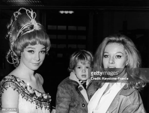 Shirley MacLaine et Julian Hudson , 2 ans, joueront dans le film à sketches 'Sept fois femme' réalisé par Vittorio de Sica, le 21 novembre 1966.