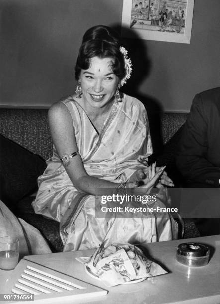 Shirley MacLaine lors d'une conférence de presse à Bombay en Inde.