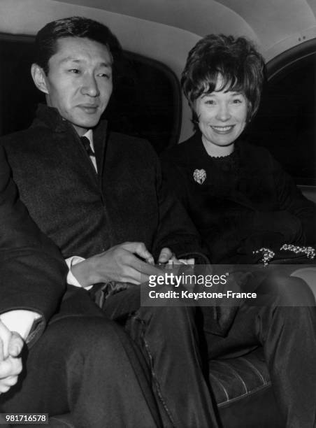 Le premier ministre du Bhoutan Lhendup Dorji et Shirley MacLaine partageant un taxi pour aller au théâtre à Londres en Angleterre au Royaume-Uni, le...