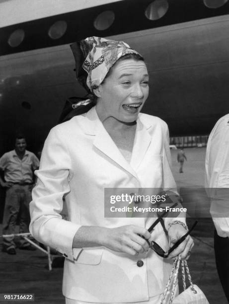 Shirley MacLaine à son arrivée à l'aéroport de Fiumicino à Rome en Italie, le 1er août 1964.