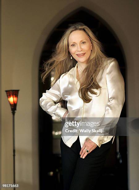 Actress Faye Dunaway poses at a portrait session for The Los Angeles Times in West Hollywood, CA on February 14, 2005. PUBLISHED IMAGE. CREDIT MUST...