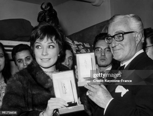 Shirley MacLaine et Vittorio de Sica recevant un prix.