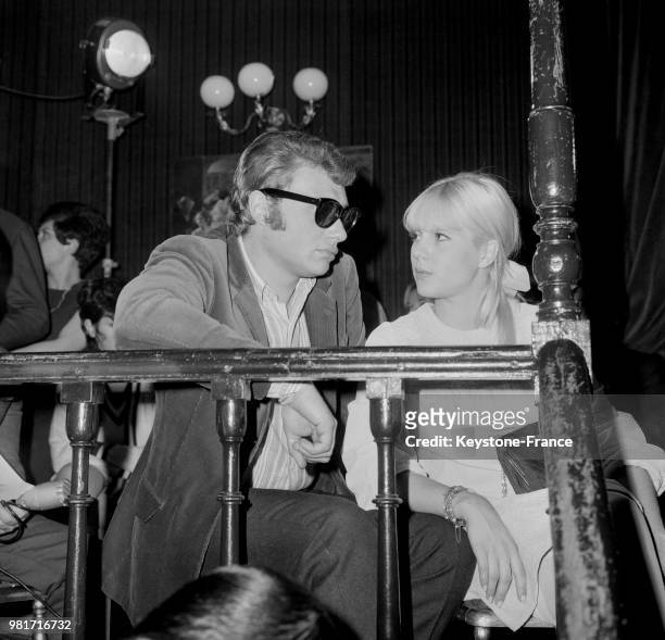 Johnny Hallyday et Sylvie Vartan assistant à 'Yé-yé', la présentation de la deuxième collection Automne/Hiver 1966/1967 de Sylvie Vartan à Paris en...