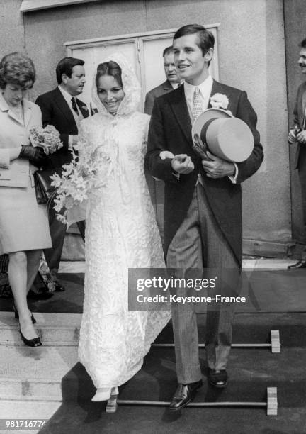 Mariage de Jacky Ickx et Catherine Blaton, ici sortant de l'église de Woluwe-Saint-Pierre en Belgique, le 6 août 1970.