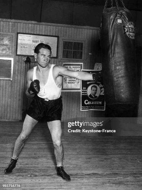 Le boxeur Jimmy McLarnin à l'entraînement à la salle de boxe de Gus Wilson à Orangeburg dans l'état de New York aux Etats-Unis, en octobre 1929.