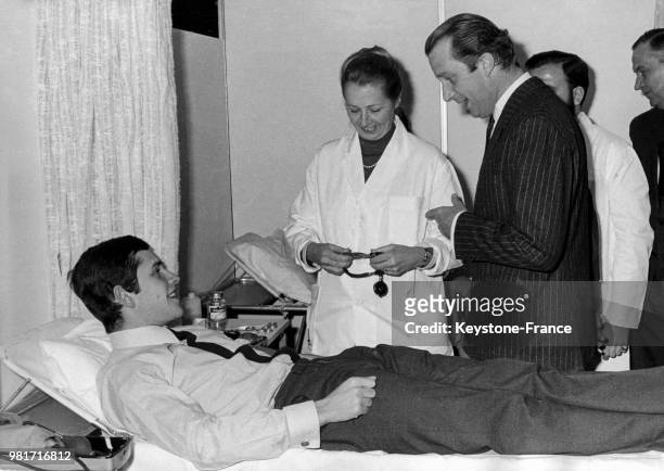Jacky Ickx fait un don du sang en présence du prince Albert de Belgique à la banque du sang installée dans le cadre d'une exposition que le prince...