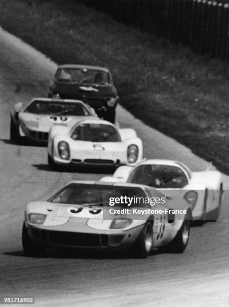 Concurrents sur Ford GT40 et Porsche lors des 1 000 kilomètres de Monza en Italie, le 25 avril 1968.