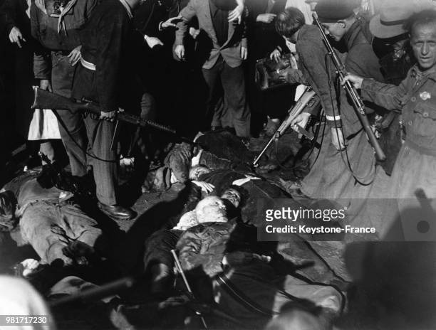 Les dépouilles de Benito Mussolini, de sa maîtresse Clara Petacci et de seize autres personnes sont exposées à Milan, en Italie, en avril 1945.