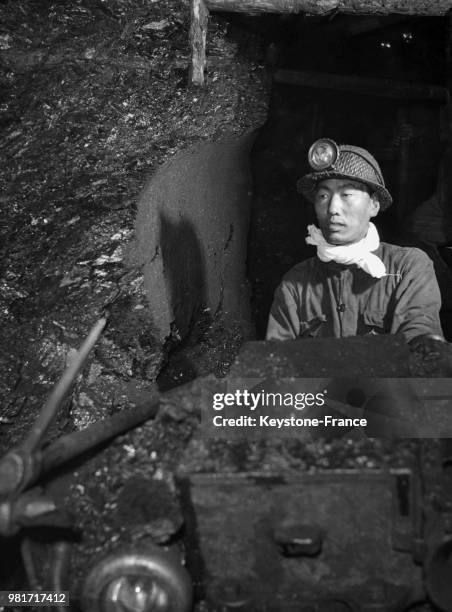 Homme dans une mine de charbon appartenant au groupe des mines de charbon Kailuan en Chine.