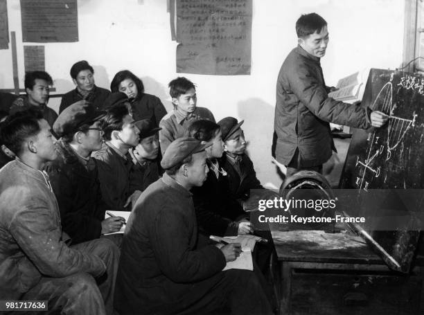 Les ouvriers de l'usine de produits chimiques de Nankin suivent chaque semaine 8 heures de cours techniques dans leur atelier à Nankin en Chine, le...