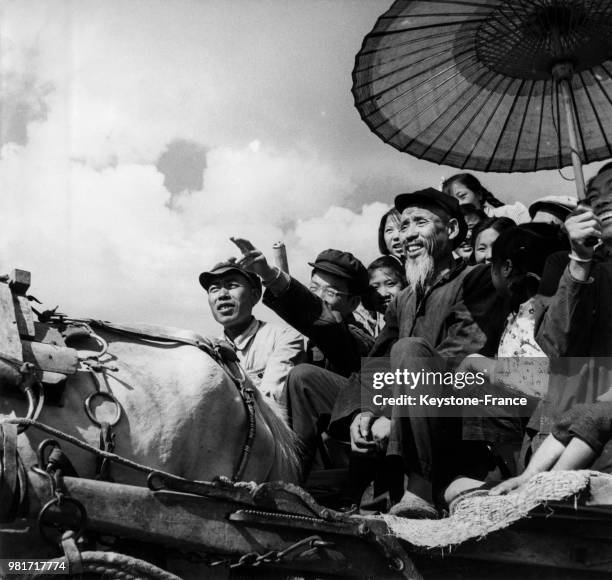 Paysans se rendant au meeting des communes populaires dans la province de Kirin en Chine, le 10 septembre 1958.