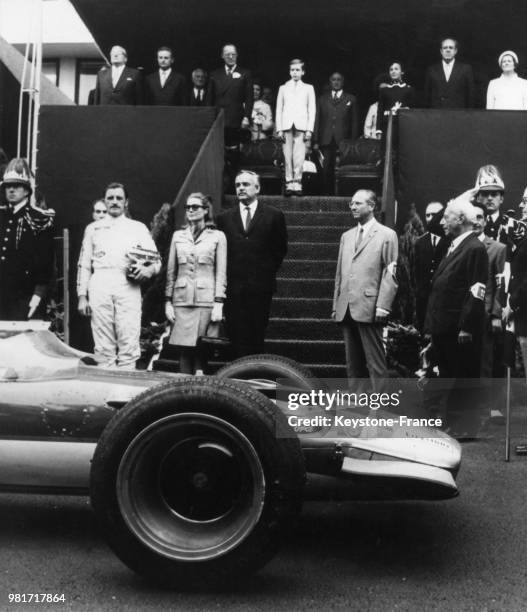 Cérémonie devant la tribune d'honneur après la victoire de Graham Hill au grand prix de Monaco avec le prince Rainier de Monaco et la princesse Grace...