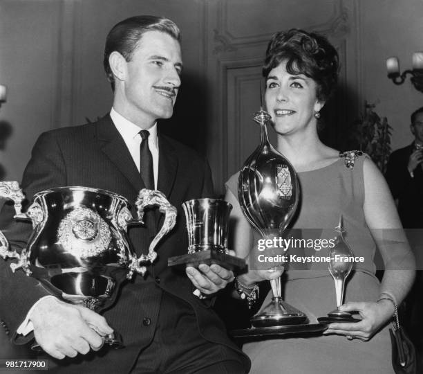 Graham Hill et sa femme Bette Hill avec le trophée de la Fédération Internationale de l'Automobile, le trophée commémoratif Hawthorn et le trophée...