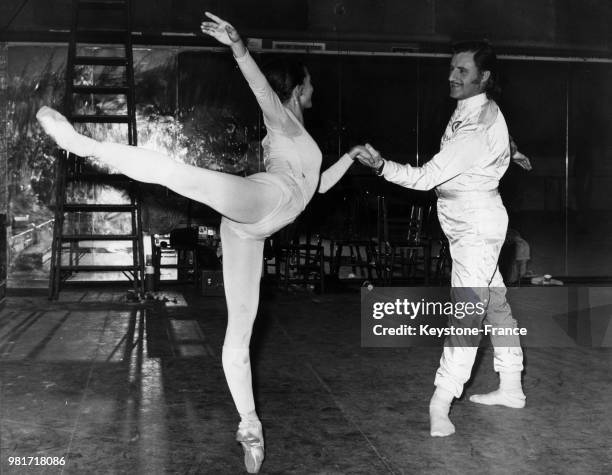 Carol Hill, première danseuse du London Festival Ballet, danse le pas de deux du ballet 'La Belle au bois dormant' avec Graham Hill à Londres en...