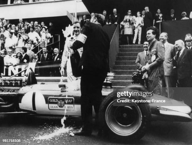 Graham Hill sur Lotus a remporté le grand prix de Monaco à Monaco, le 18 mai 1969 - En arrière-plan, en haut de la tribune d'honneur, la famille...