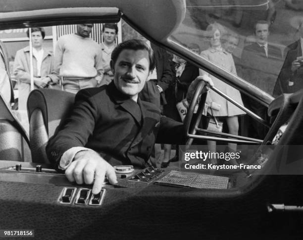 Graham Hill conduisant la Doppelgänger, voiture spécialement construite pour le film 'Danger, planète inconnue' réalisé par Robert Parrish, en...