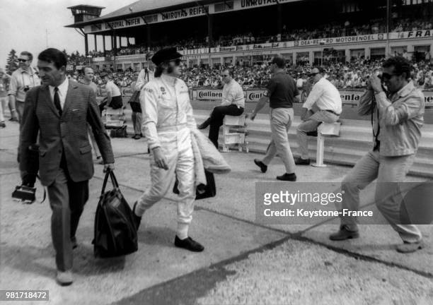 Jackie Stewart se dirigeant vers sa voiture lors du départ du grand prix automobile d'Allemagne sur le circuit de Nürburgring à Nürburg en Allemagne,...