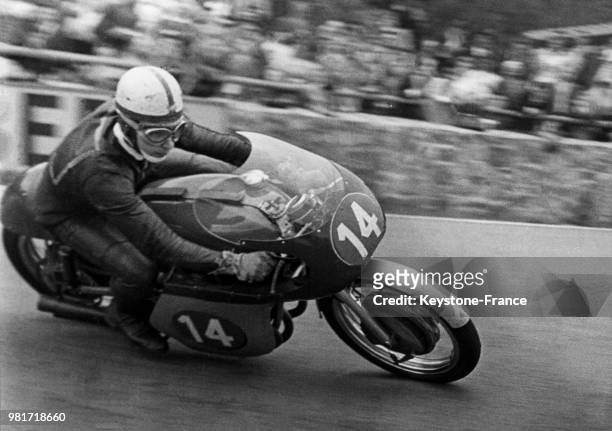John Surtees lors du grand prix de moto de Belgique sur le circuit de Spa-Francorchamps en Belgique.