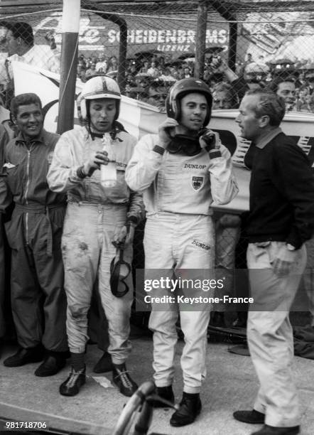 John Surtees, premier, et Jim Clark, deuxième, et le fondateur de Lotus Cars Colin Chapman au grand prix automobile d'Allemagne sur le circuit de...