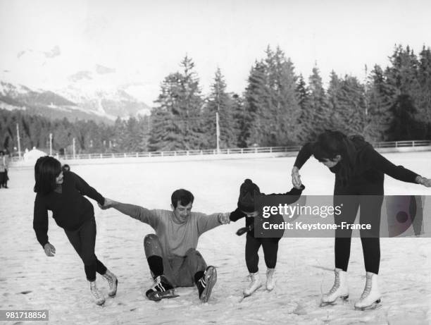 Jean-Paul Belmondo en famille se relève après une chute sur la patinoire à Crans-sur-Sierre en Suisse.