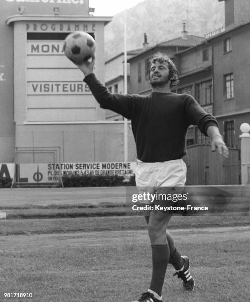 Jean-Paul Belmondo jouant au football lors d'un match avec son équipe 'Les Polymusclés' à Monte-Carlo, Monaco, en août 1969.