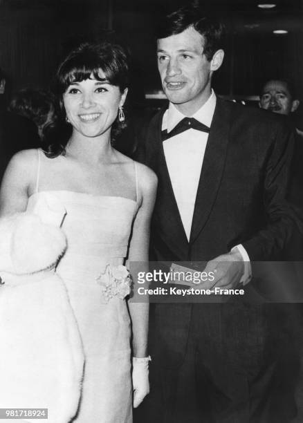 Jean-Paul Belmondo et sa femme Elodie Constantin arrivant à la Berlinale à Berlin en Allemagne, le 24 juin 1962.