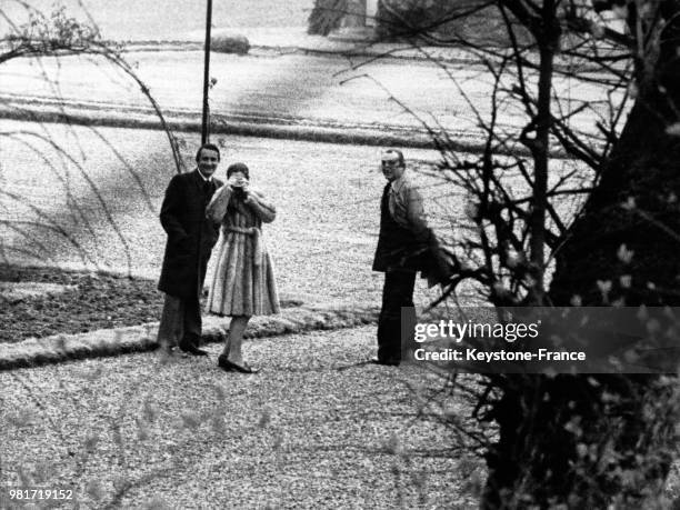 La ministre de la santé Simone Veil, avec Olivier Stirn secrétaire d'état aux DOM-TOM et André Bord secrétaire d'état aux anciens combattants, prend...