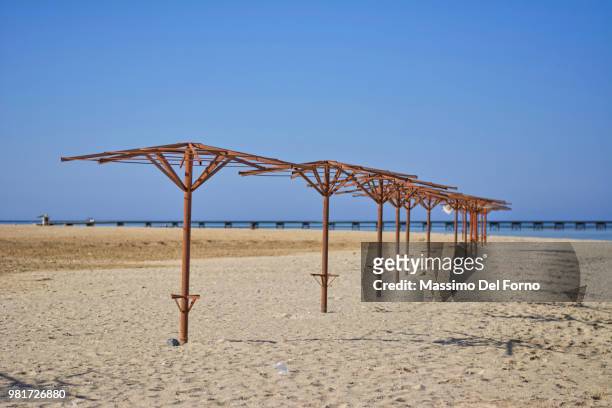 lonely beach - forno fotografías e imágenes de stock