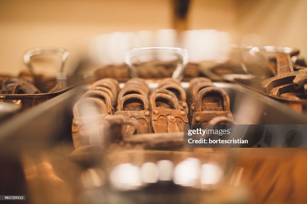 Close-Up De Cadeados Metálicos Enferrujados Na Bandeja