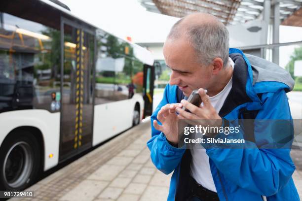 blinder mann mit handy am busbahnhof - visual impairment stock-fotos und bilder