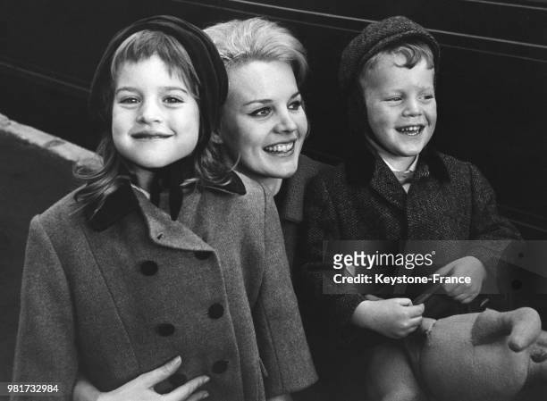 Carroll Baker avec ses enfants Blanche et Herschel à bord du paquebot 'Queen Mary', le 8 mai 1962.