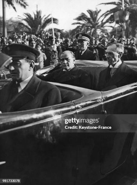 Le président du conseil Edouard Daladier et le résident général Erik Labonne se rendent en voiture à la revue des troupes tunisiennes à Tunis en...