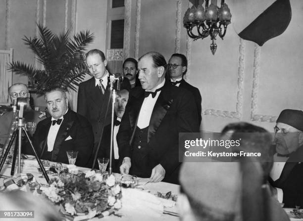 Discours du président du conseil Edouard Daladier lors d'un banquet à l'hôtel Majestic à Tunis en Tunisie, en 1939 - A ses côtés, le délégué du Bey...