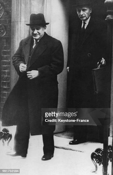Le président du conseil Edouard Daladier, suivi de l'ambassadeur de France à Londres Charles Corbin, sort du 10 Downing street après un conseil de...
