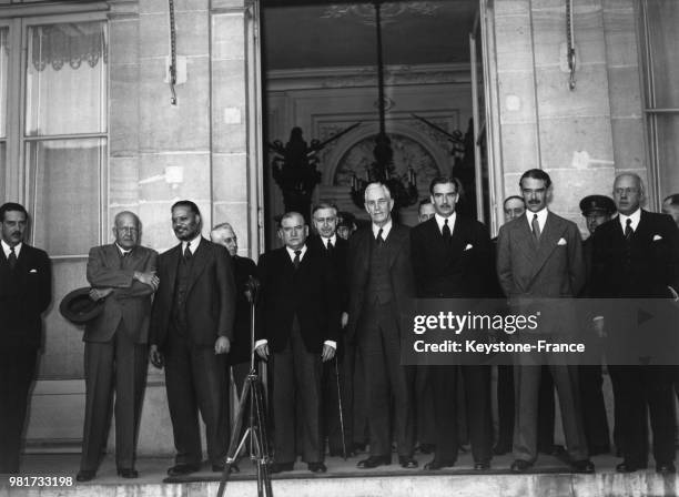 Edouard Daladier a reçu au ministère de la guerre une délégation de l'empire britannique et de ses dominions, dont Anthony Eden, à Paris en France,...