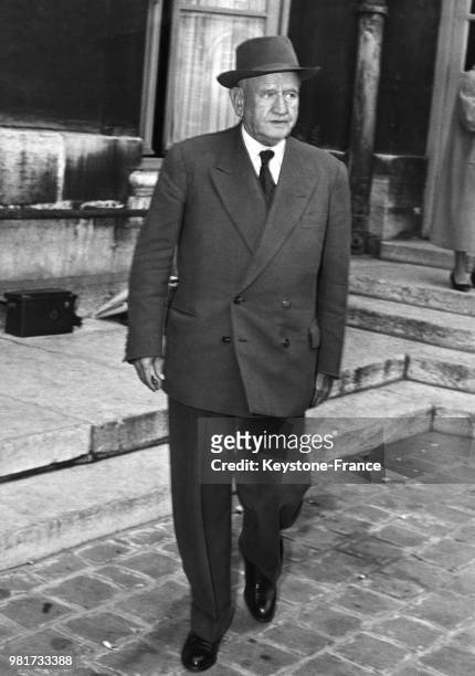 Edouard Daladier quittant l'hôtel Matignon après une réunion, sur le projet de loi-cadre pour l'Algérie, à Paris en France, le 20 septembre 1957.