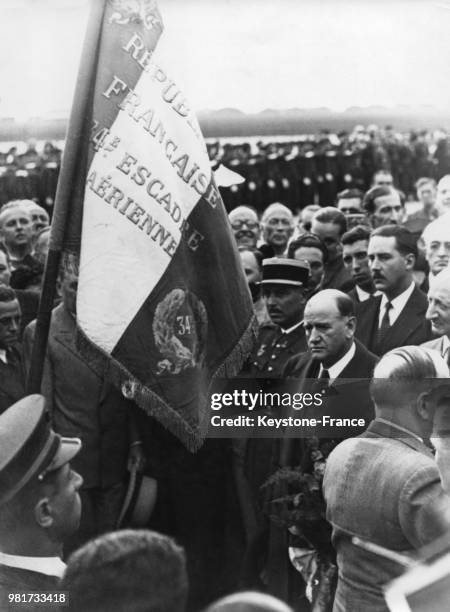 Arrivée d'Edouard Daladier à son retour de Munich à l'aéroport du Bourget en France, le 30 septembre 1938 - Derrière lui, Le ministre des affaires...