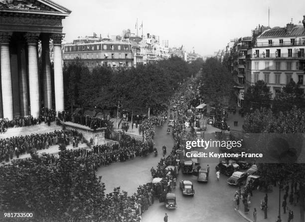 La foule acclame le président du conseil Edouard Daladier, de retour de Munich, debout dans la voiture qui le conduit au ministère de la défense...