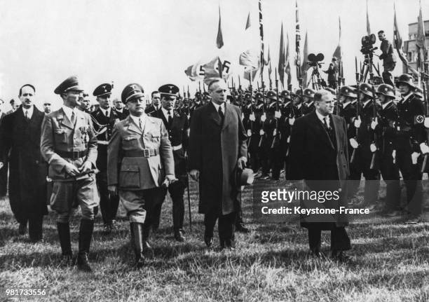 Son arrivée à l'aérodrome de Munich en Allemagne, le président du conseil Edouard Daladier, accompagné du ministre des affaires étrangères Joachim...