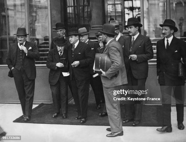 Charles Daniélou, François Albert, Edouard Daladier, Eugène Frot, Guy La Chambre et Georges Bonnet à la sortie d'un conseil des ministres au palais...