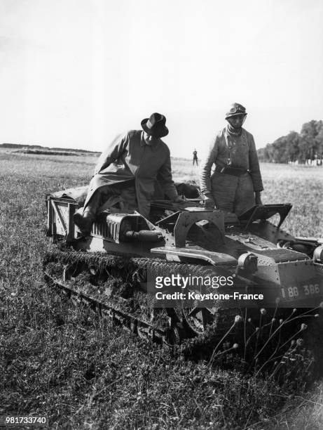 Le ministre de la guerre et de la défense nationale Edouard Daladier a pris place dans un char d'assaut lors des manoeuvres de Normandie en France,...