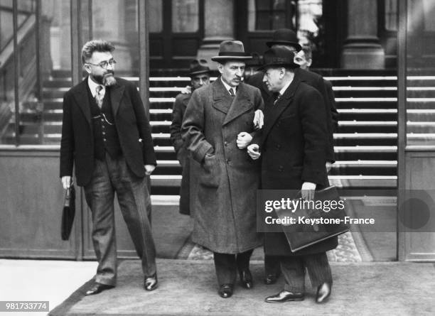 Camille Chautemps et Edouard Daladier à la sortie d'un conseil des ministres au palais de l'Elysée à Paris en France, le 13 mars 1937.