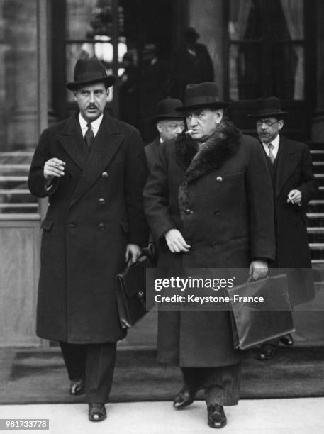 Guy La Chambre et Edouard Daladier à la sortie d'un conseil des ministres au palais de l'Elysée à Paris en France, le 15 février 1938.