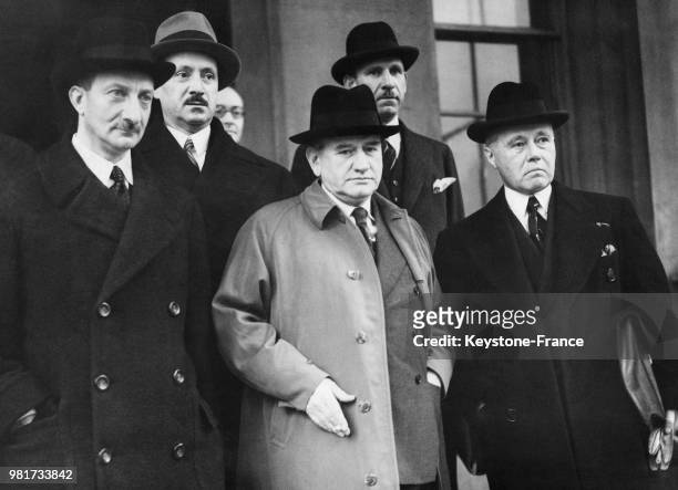 Le ministre des affaires étrangères Georges Bonnet, le président du conseil Edouard Daladier et le général Maurice Gamelin photographiés devant...