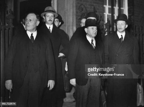 Le président du conseil Edouard Daladier et le ministre des affaires étrangères Georges Bonnet quittant le 10 Downing Street à Londres en Angleterre...