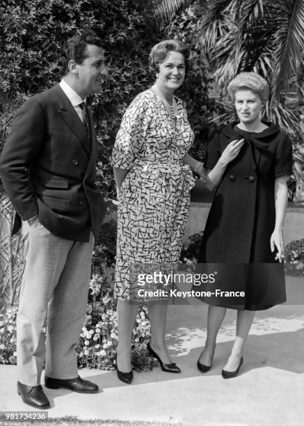 Alberto Sordi et Silvana Mangano sont invités à déjeuner chez la bégum Om Habibeh à Cannes en France, le 6 mai 1960.